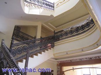 أعمال الحدادة والكريتال للدرج 