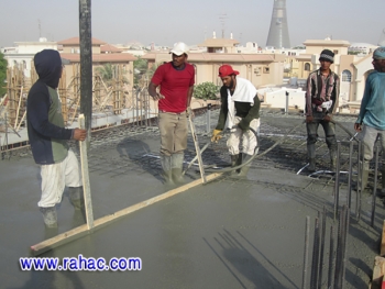 أعمال تسوية الخرسانة أثناء صب سقف الدور الأول علوي 